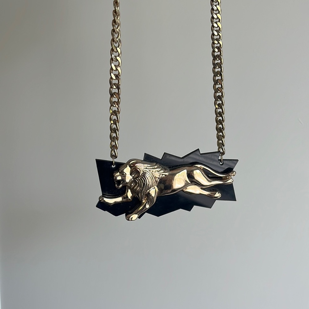 Vintage lion chain necklace. Gold and black.